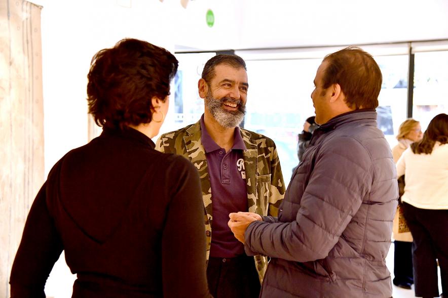 Asistentes charlan con el artista Pablo Burgos