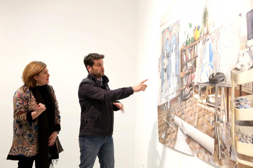  Concejala Rosario Tamayo y Ángel Alen frente a unas de sus obras. 2019