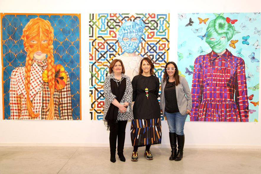 Ángeles Agrela y concejalas Cristina Martínez y Rosario Tamayo,  posando con una de las obras - 2019