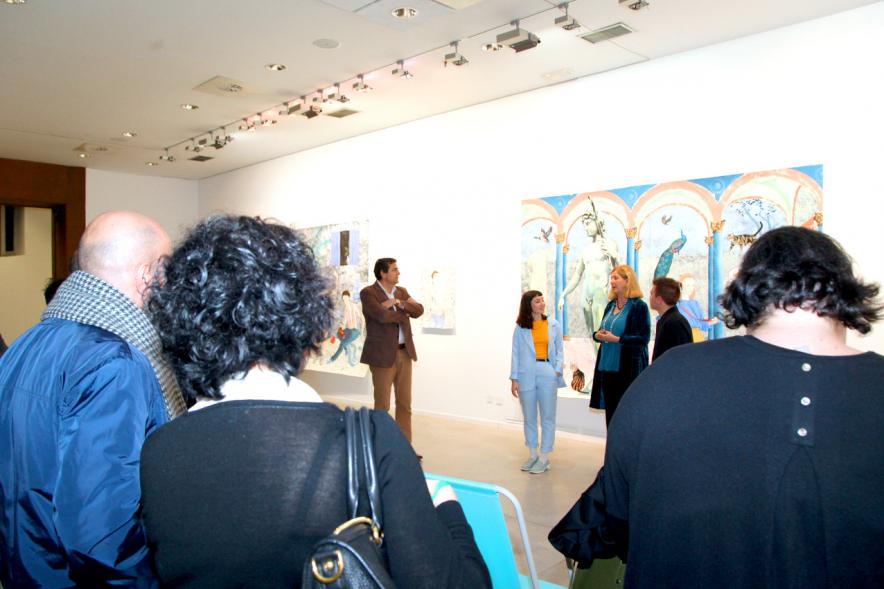 Inauguración Exposición "Se non è Vero, è Ben Trovato" de Los Bravú - Vista posterior de la exposición, en  un lateral  los concejales.