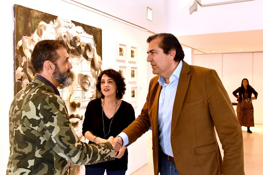 Delegación saludando al artista