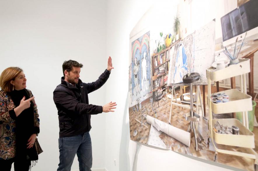 Concejala Rosario Tamayo y Ángel Alen frente a unas de sus obras. 2019