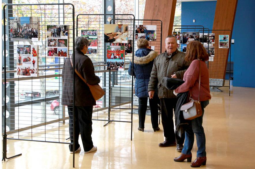 Inauguración Exposición Voluntariado en C.C. Pablo Iglesias - Imagen de personas mirando la fotografías expuestas en la Exposición Voluntariado.