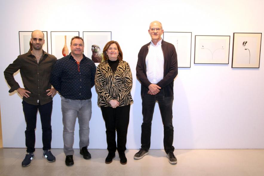 Concejal Rosario Tamayo y participantes. Inauguración Exposición Concurso Fotografía Artistas del Pueblo 2019 - 170011