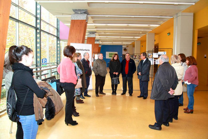 Inauguración Exposición Voluntariado en C.C. Pablo Iglesias - Imagen de las persona que asisten a la inauguración, entre ellas se encuentra el alcalde García de Vinuesa.