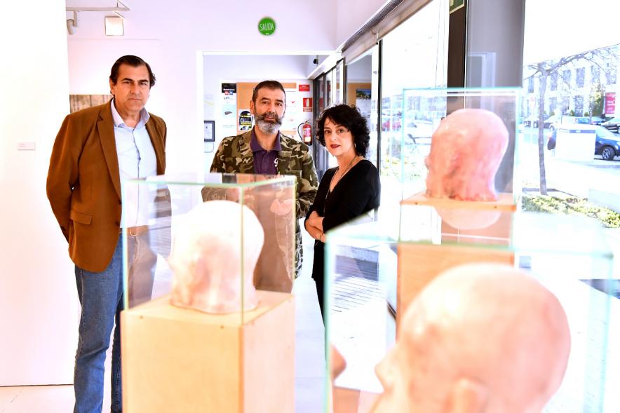 Delegación municipal y autor observan la parte escultórica de la exposición