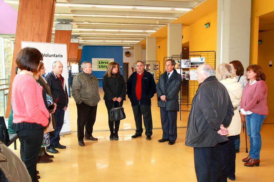 Inauguración Exposición Voluntariado en C.C. Pablo Iglesias - Imagen de las persona que asisten a la inauguración, entre ellas se encuentra el alcalde García de Vinuesa.