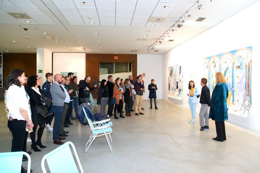 Inauguración Exposición "Se non è Vero, è Ben Trovato" de Los Bravú - Imagen de los artistas junto a las autoridades municipales y los invitados a la exposición.
