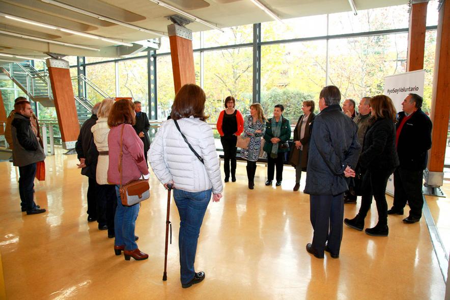 Inauguración Exposición Voluntariado en C.C. Pablo Iglesias - Imagen de las persona que asisten a la inauguración, entre ellas se encuentra el alcalde García de Vinuesa.