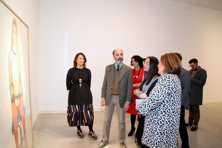 Ángela Agrela y autoridades mirando las obras – 2019