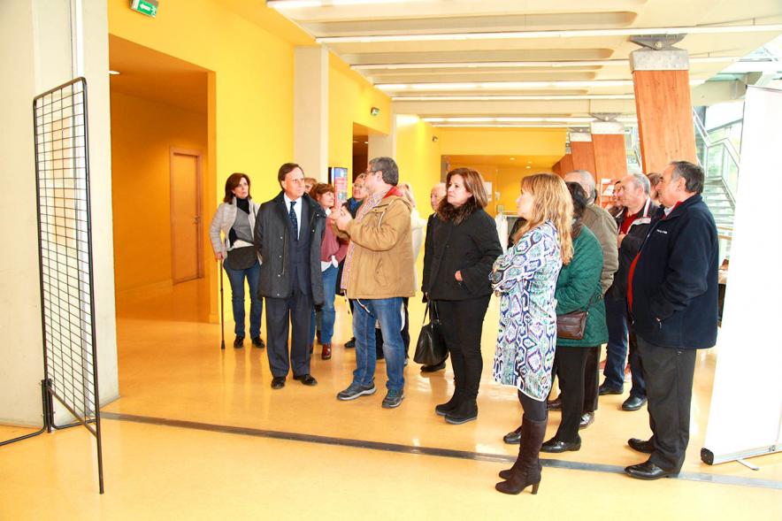 Inauguración Exposición Voluntariado en C.C. Pablo Iglesias - Imagen del alcalde García de Vinuesa escuchando las explicaciones de un de los organizadores de la exposición.