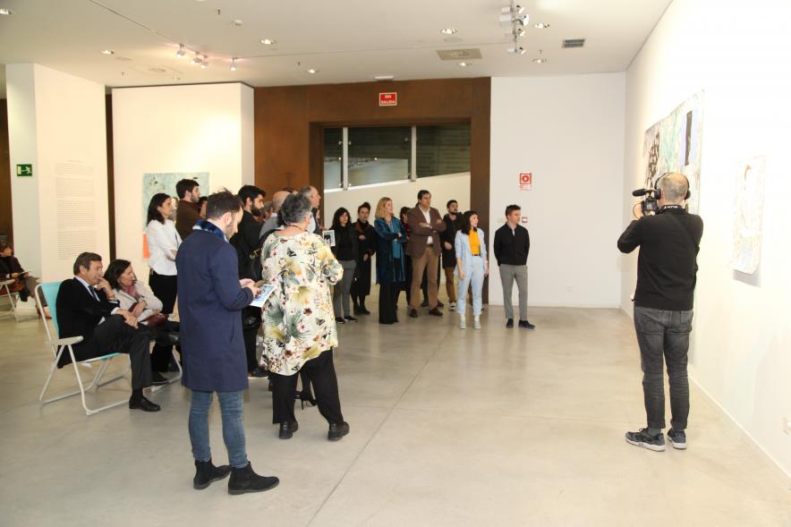 Inauguración Exposición "Se non è Vero, è Ben Trovato" de Los Bravú - os autores, las autoridades municipales y grupos de invitados frente a las obras.