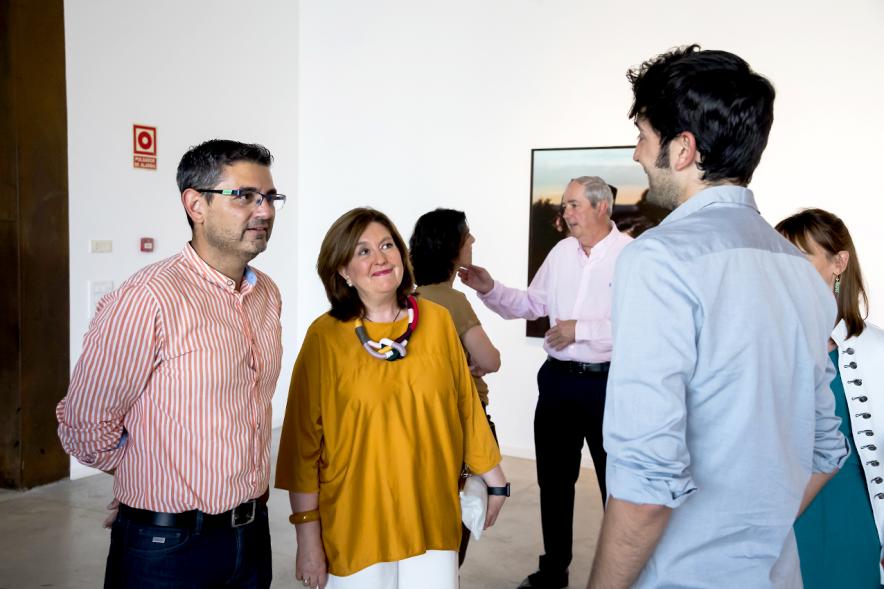Representantes del consistorio y el fotógrafo Jesús Madriñán, 