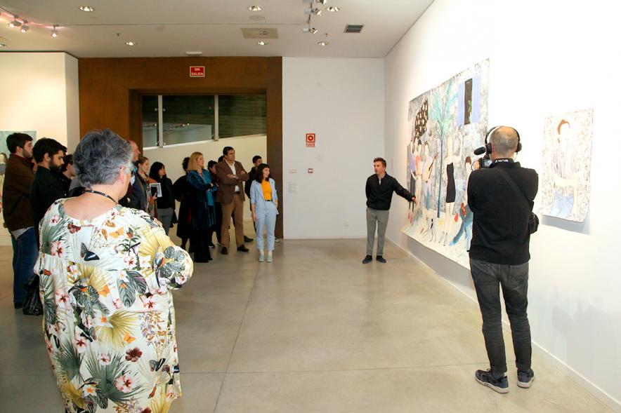 Inauguración Exposición "Se non è Vero, è Ben Trovato" de Los Bravú - Panorámica de la exposición, los autores, las autoridades municipales y grupos de invitados frente a las obras.