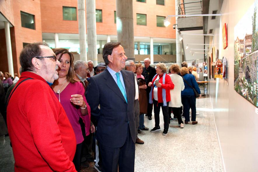 Visitantes, Alcalde Ignacio de Vinuesa y Representación del consistorio, en la Exposición.