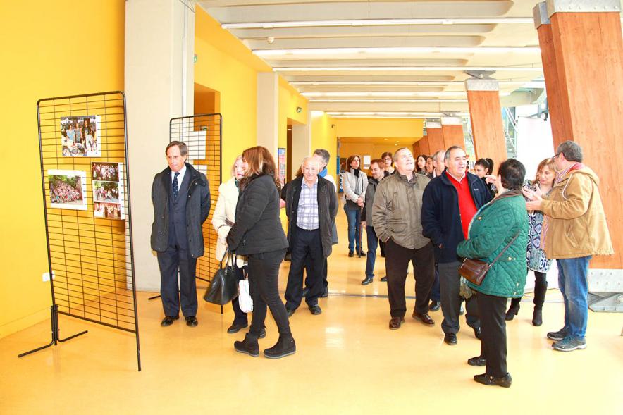 Inauguración Exposición Voluntariado en C.C. Pablo Iglesias - Imagen de personas mirando la fotografías expuestas en la Exposición Voluntariado, una de ellas es el alcalde García de Vinuesa.