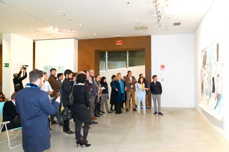 Inauguración Exposición "Se non è Vero, è Ben Trovato" de Los Bravú -  Imagen lateral de la  exposición, las autoridades municipales, los artistas y los invitados. 