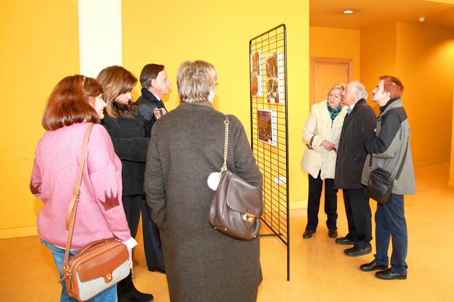 Inauguración Exposición Voluntariado en C.C. Pablo Iglesias - Imagen de personas mirando la fotografías expuestas en la Exposición Voluntariado.