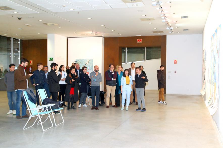 Inauguración Exposición "Se non è Vero, è Ben Trovato" de Los Bravú -Imagen de los artistas junto a las autoridades municipales y los invitados a la exposición.
