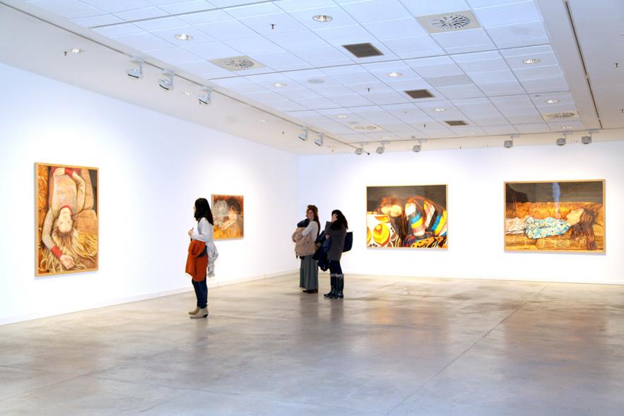 Visitantes mirando una de las obras – 2019