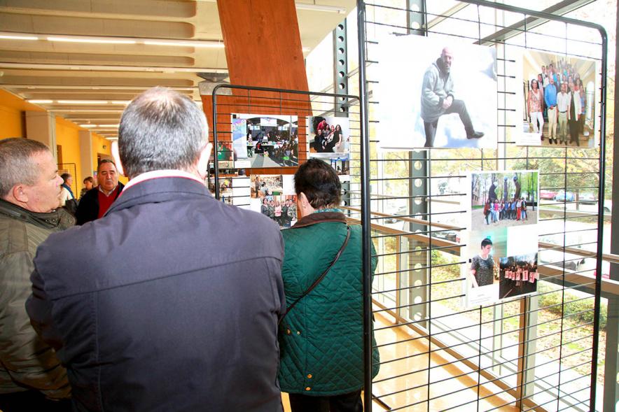 Inauguración Exposición Voluntariado en C.C. Pablo Iglesias - Imagen de personas mirando la fotografías expuestas en la Exposición Voluntariado.
