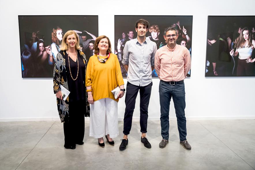 Directora del centro de Arte Belén Pool, Representantes del consistorio y Jesús Madriñán, posando en la Inauguración. 