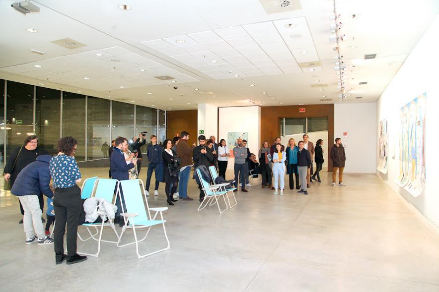 Inauguración Exposición "Se non è Vero, è Ben Trovato" de Los Bravú - Imagen lateral de la  exposición, las autoridades municipales, los artistas y los invitados.