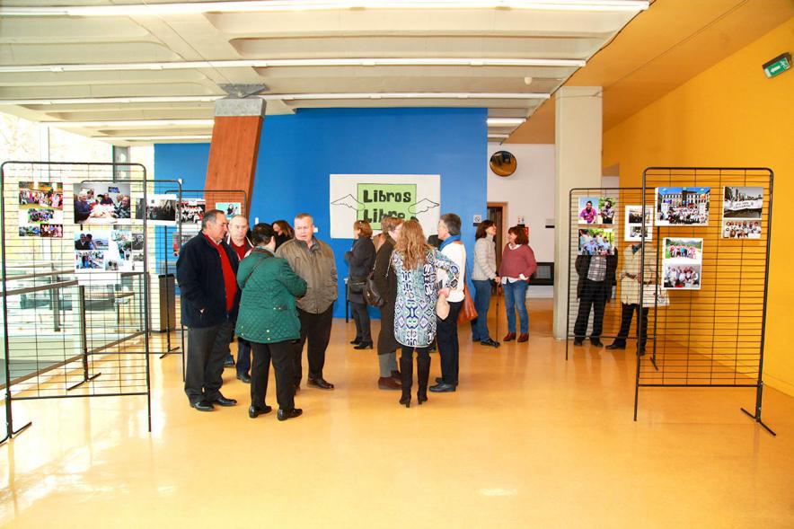 Inauguración Exposición Voluntariado en C.C. Pablo Iglesias - Imagen panorámica del público asistente a la exposición.