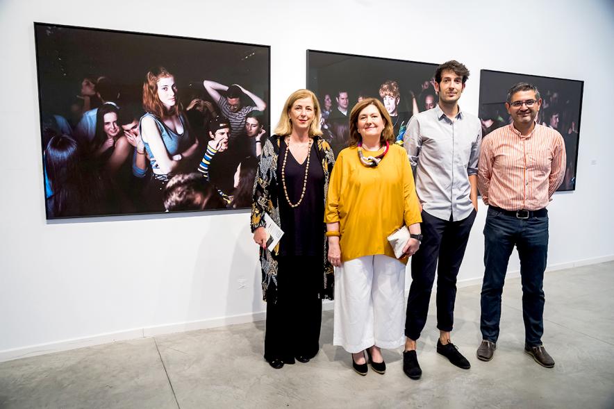 Directora del centro de Arte Belén Pool, Representantes del consistorio y Jesús Madriñán, posando en la Inauguración. 