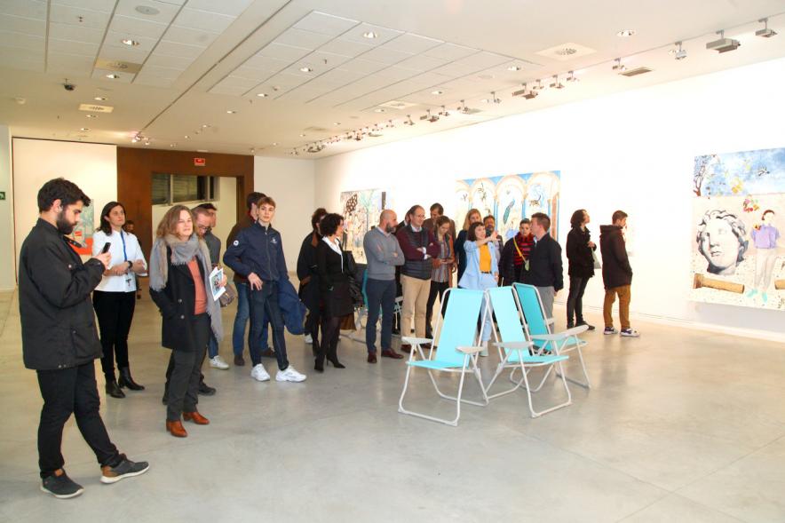 Inauguración Exposición "Se non è Vero, è Ben Trovato" de Los Bravú - Imagen lateral de la  exposición, las autoridades municipales, los artistas y los invitados.
