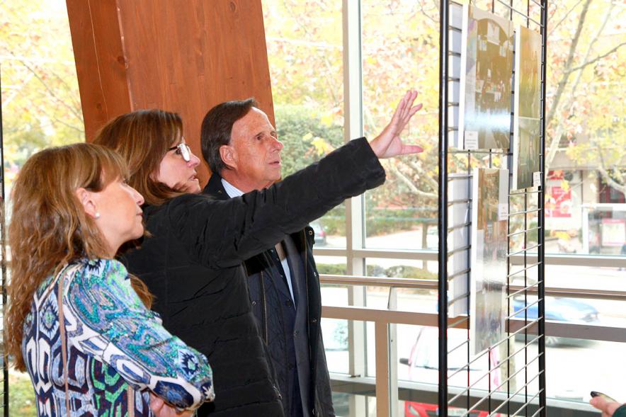 Inauguración Exposición Voluntariado en C.C. Pablo Iglesias - Imagen del alcalde García de Vinuesa escuchando las explicaciones de una de las organizadoras de la exposición.