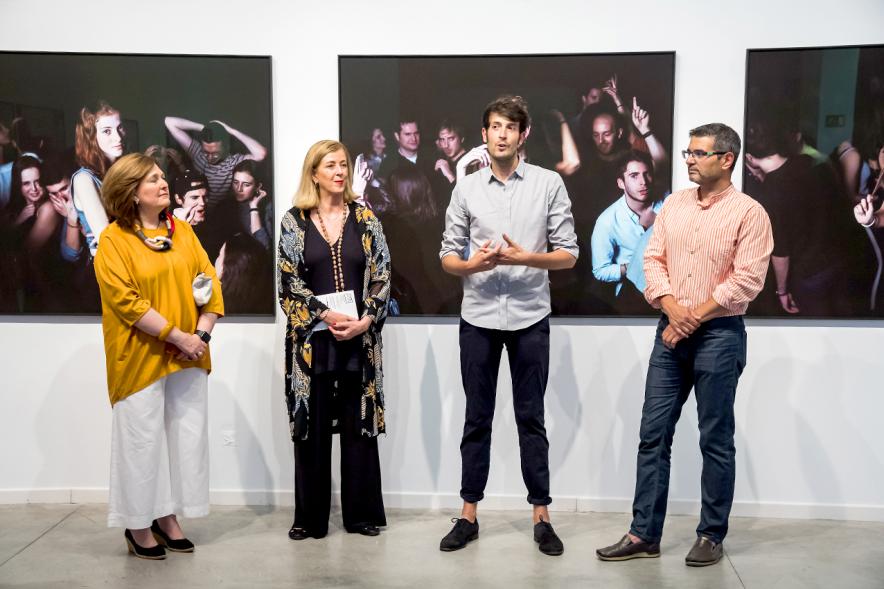Directora del centro de Arte Belén Pool, Representantes del consistorio y Jesús Madriñán, posando en la Inauguración. 