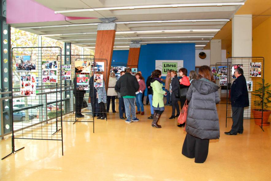 Inauguración Exposición Voluntariado en C.C. Pablo Iglesias -  Imagen de personas mirando la fotografías expuestas en la Exposición Voluntariado.