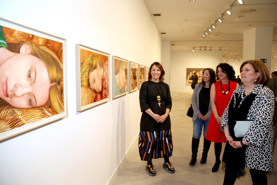  Ángela Agrela y autoridades mirando las obras - 2019