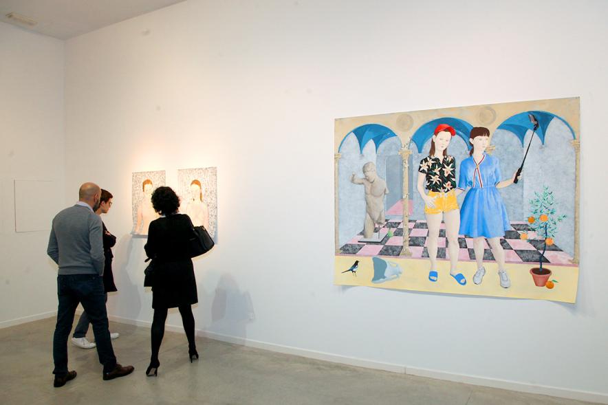 Inauguración Exposición "Se non è Vero, è Ben Trovato" de Los Bravú - Imagen de tres visitantes observando las obras.