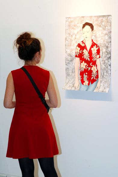 Inauguración Exposición "Se non è Vero, è Ben Trovato" de Los Bravú - Primer plano de una obra  y una visitante.