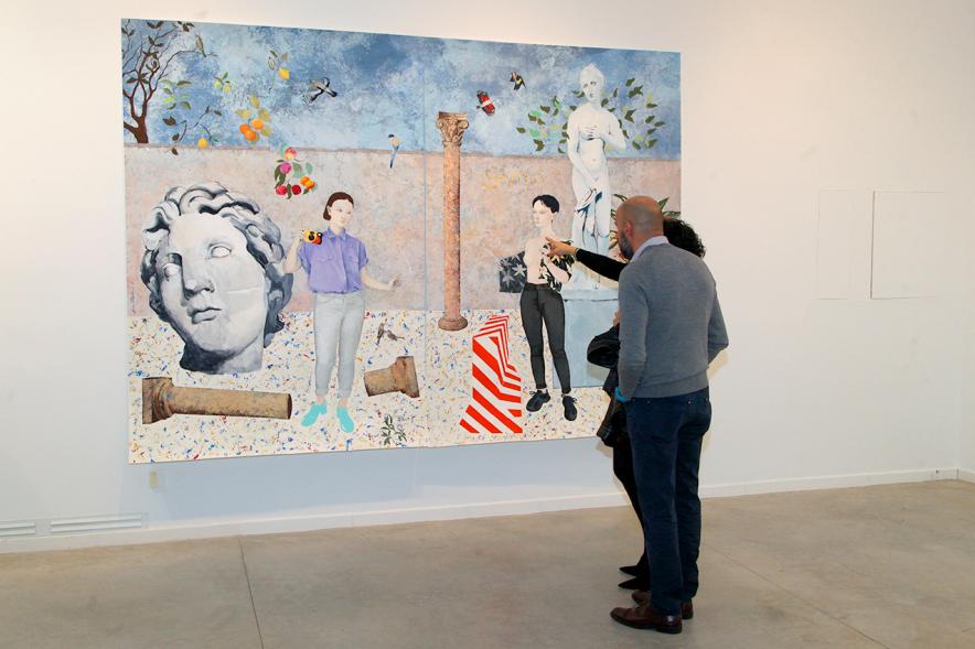 Inauguración Exposición "Se non è Vero, è Ben Trovato" de Los Bravú - Imagen de una obra de grandes dimensiones y un visitante.