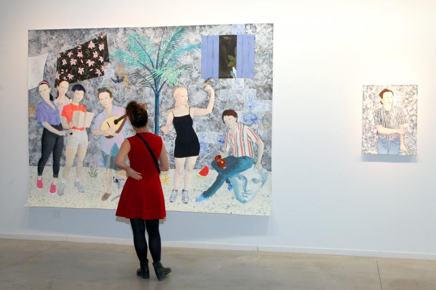 Inauguración Exposición "Se non è Vero, è Ben Trovato" de Los Bravú - Imagen de una visitante junto a un par de obras.