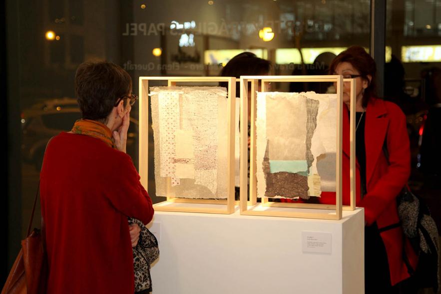 Visitantes en la  Exposición "Fuerte y Frágil. Es Papel" 
