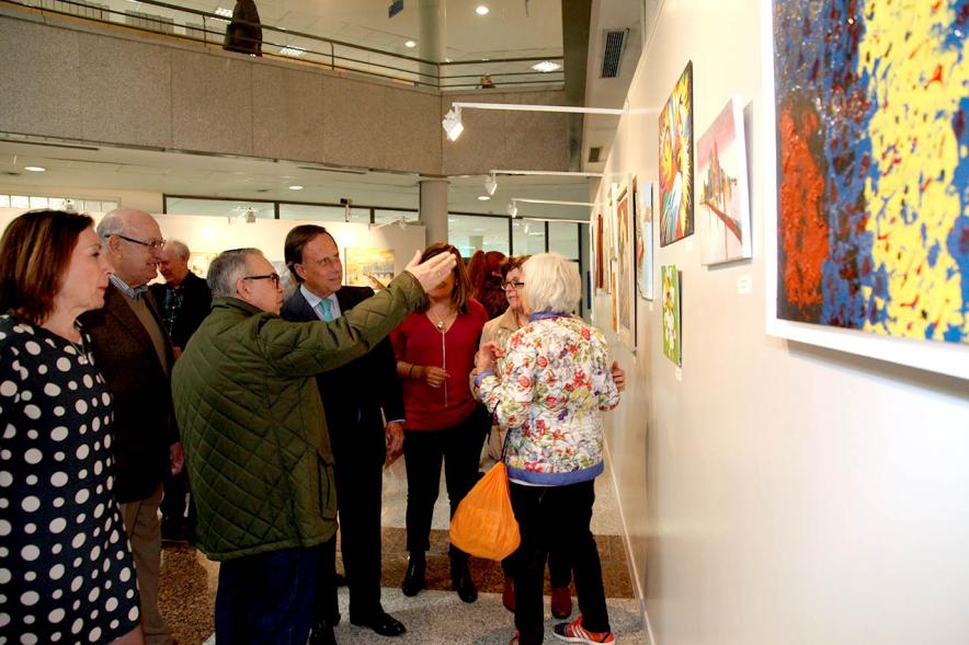 Artista mostrando su obra al Alcalde Ignacio de Vinuesa.