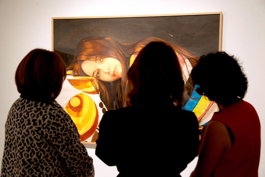 Visitantes mirando una de las obras - 2019