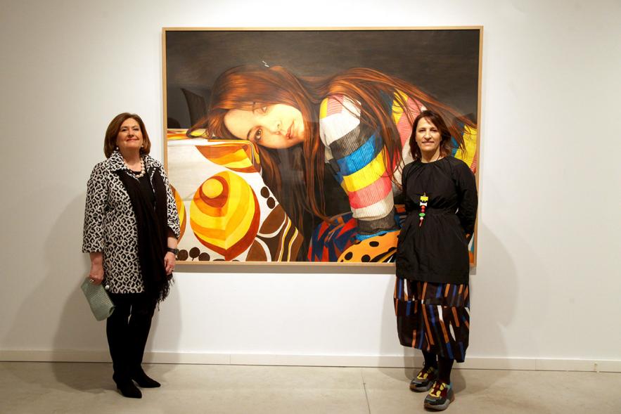 Ángeles Agrela y concejala Rosario Tamayo posando con una de las obras - 2019