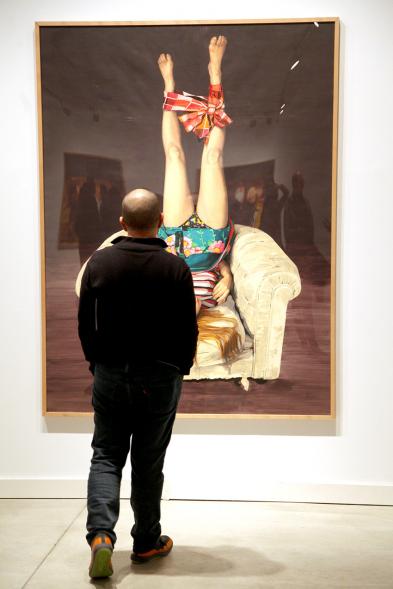 Visitante mirando una de las obras – 2019