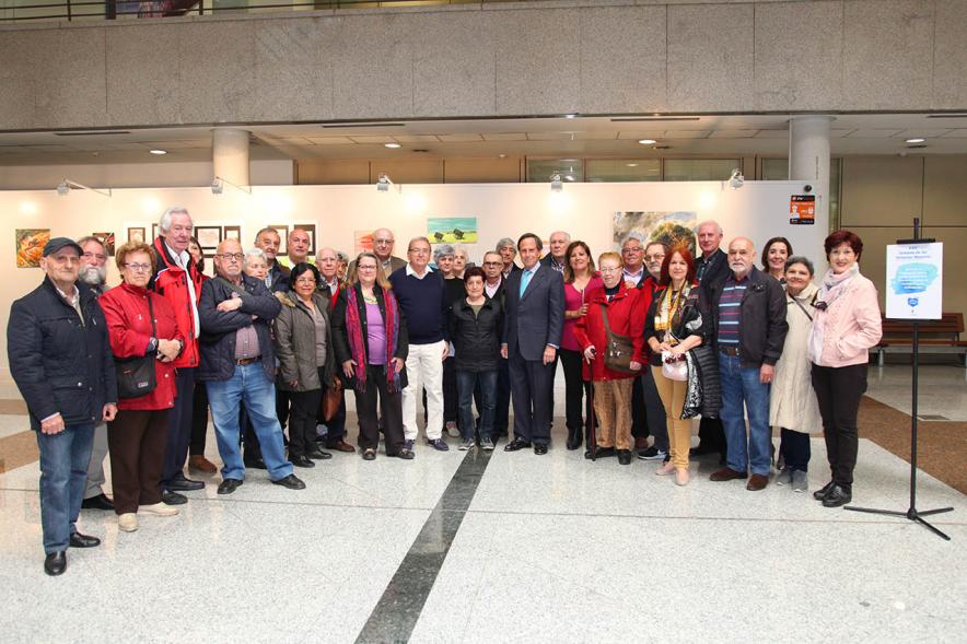 Alcalde Ignacio de Vinuesa, junto a los artistas participantes.