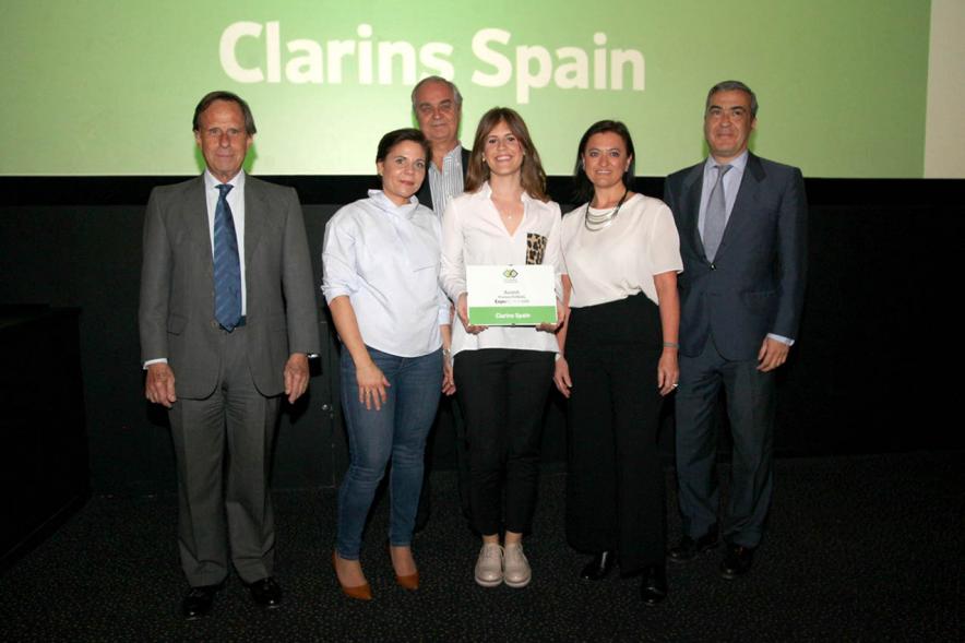 Galardonadas recibiendo el premio