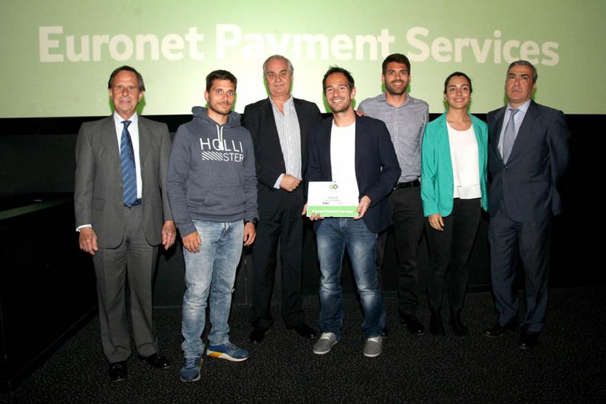 Premiados posando con delegación municipal