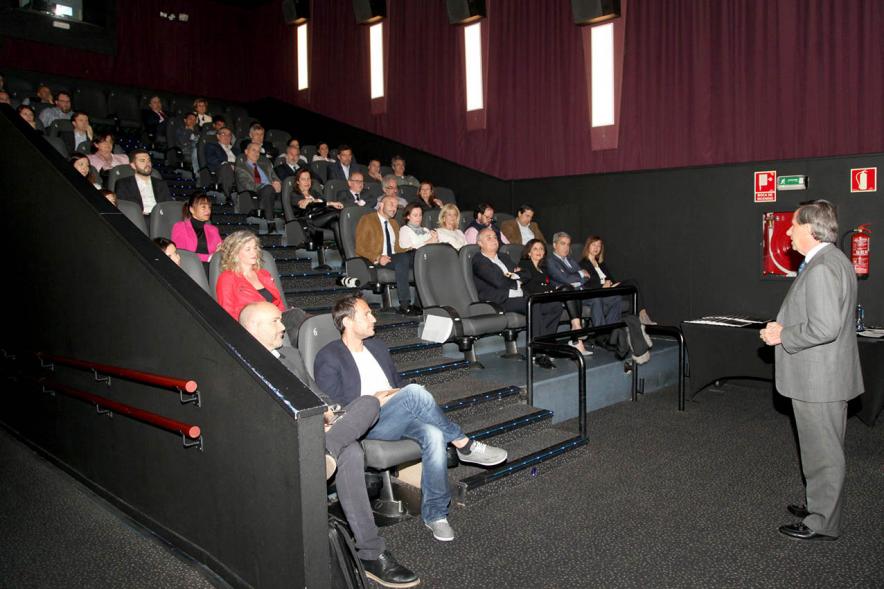 Evento visto desde el lateral de la sala