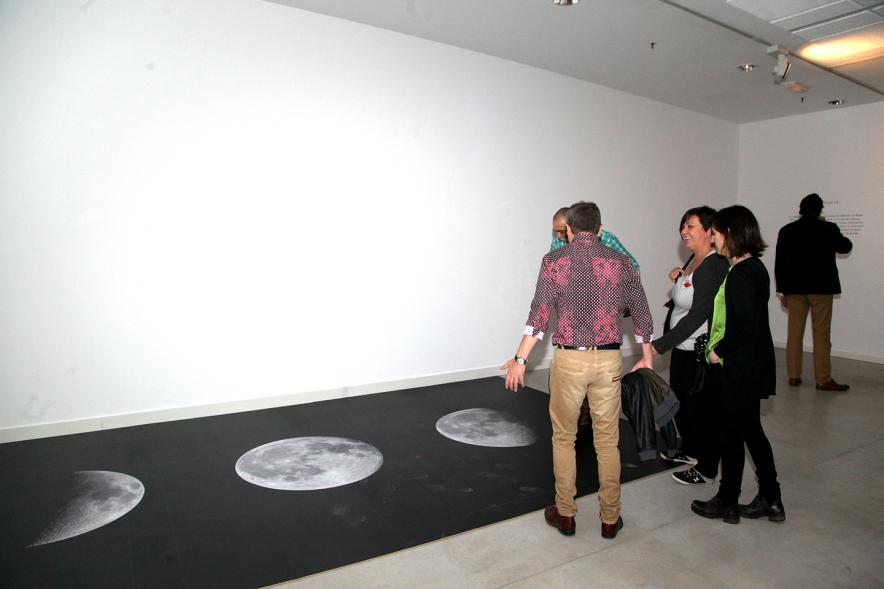 Inauguración Exposiciones de Iñaki Gonzalo "Gradiente" y Eduardo Nave "Like" en el Centro de Arte - Los visitantes a la exposición.