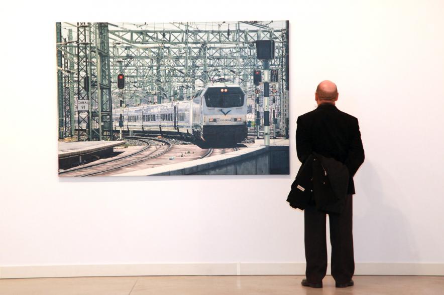 Visitante en la inauguración de la exposición.