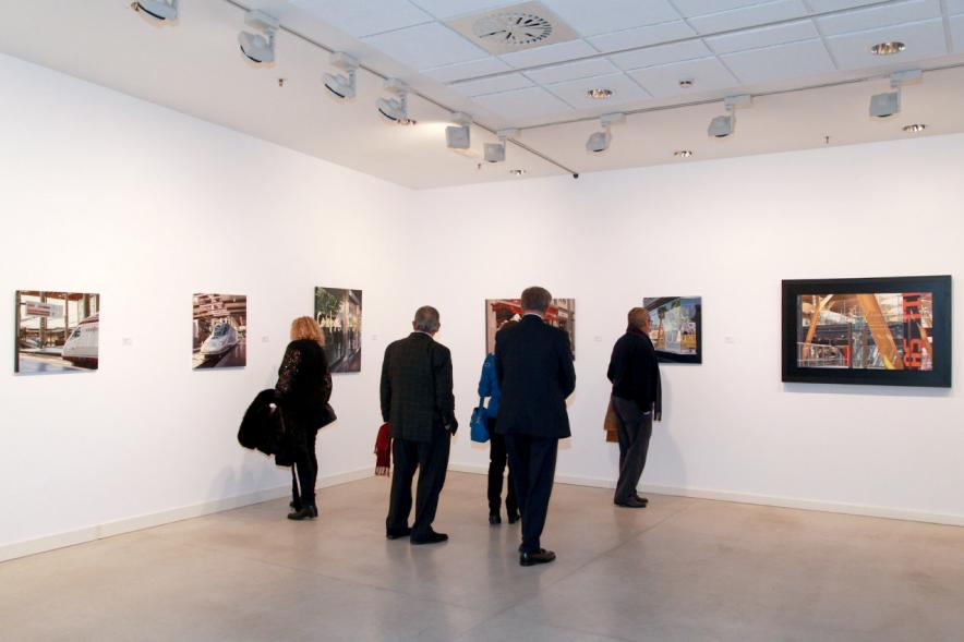 Visitantes en la inauguración de la exposición.